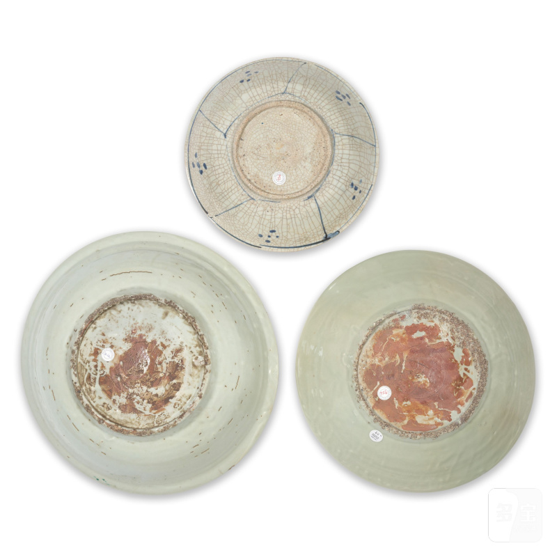 明晚期 漳州窯彩繪盤兩件及青花克拉克盤一件 | TWO POLYCHROME-ENAMELLED SWATOW DISHES AND A BLUE AND WHITE KRAAK DISH - 图3